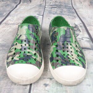 NATIVE JEFFERSON GREEN CAMO & WHITE WATER SHOES KIDS SIZE 9